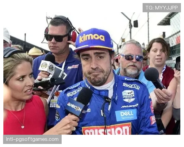 迈阿密站期间，F1传奇车手巴顿与阿隆索参加慈善足球赛